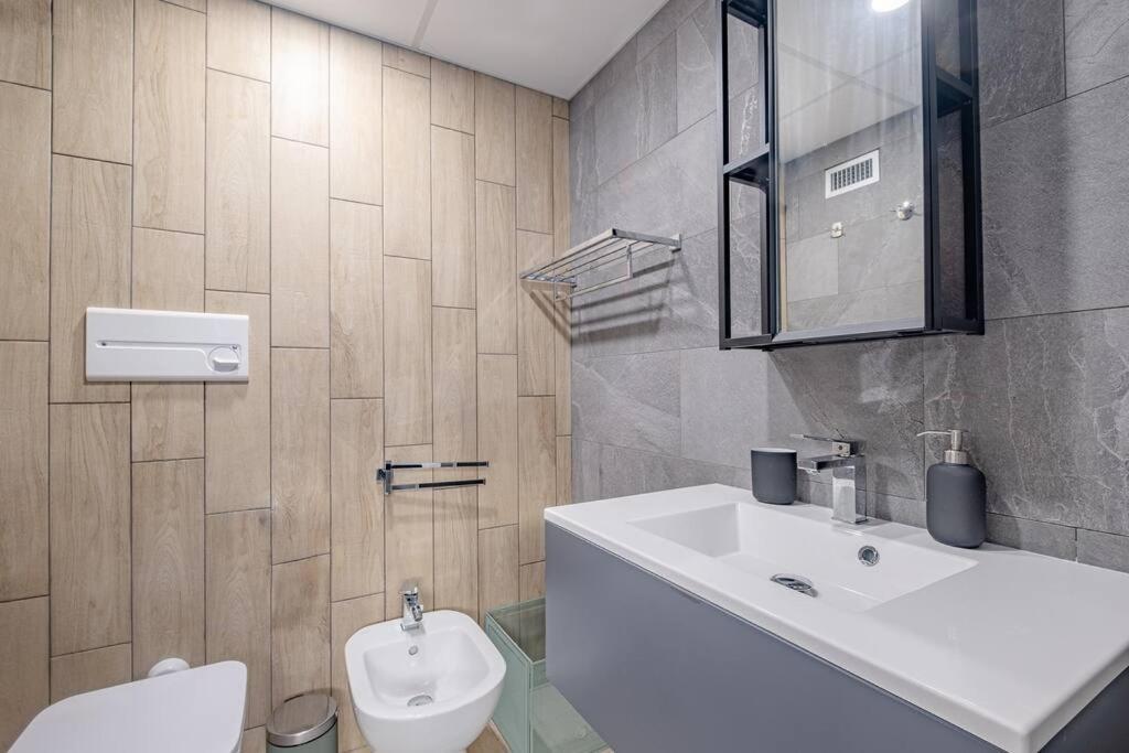 Modern Apartment At San Giovanni Рим Екстериор снимка